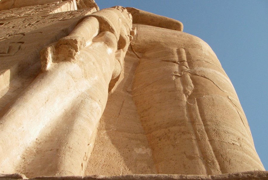 0011.jpg - Абу-Симбел. Фигура жены фараона рядом с голенью самого фараона.